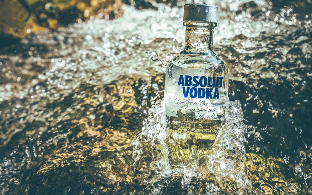 Absolut vodka v horskej rieke
